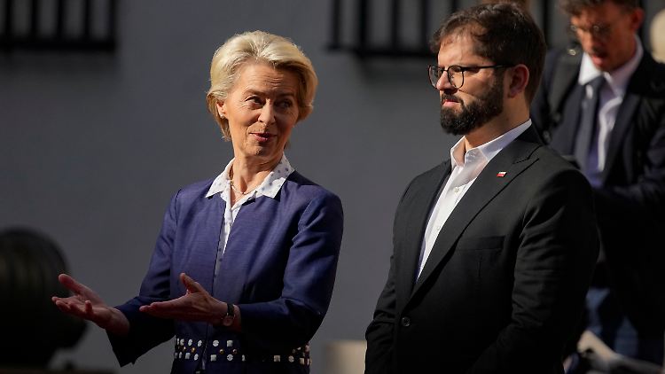 Ursula von der Leyen, hier bei ihrer Station in Santiago de Chile mit Präsident Gabriel Boric.