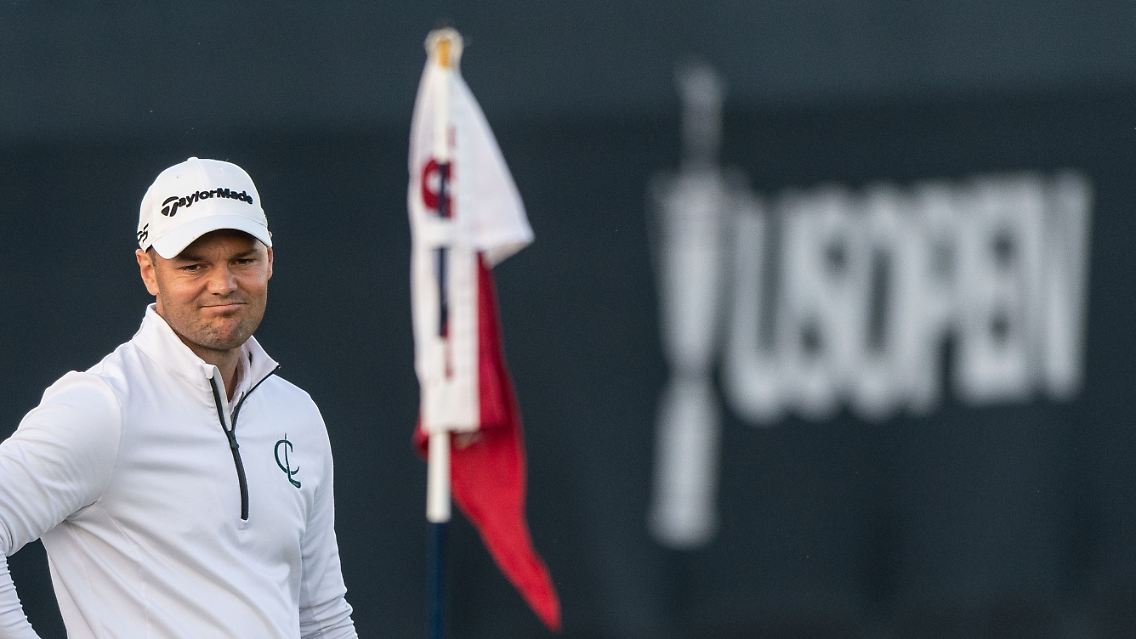 Martin Kaymer wirft am 18. Loch einen kritischen Blick zurück.