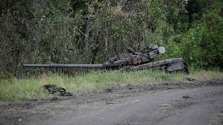 Die Leiche eines russischen Soldaten vor einem zerstörten Panzer im neu befreiten Dorf Storozheve.