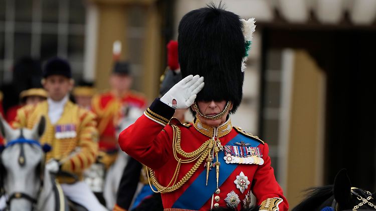 Unter der Bärenmütze kaum zu erkennen: König Charles III.