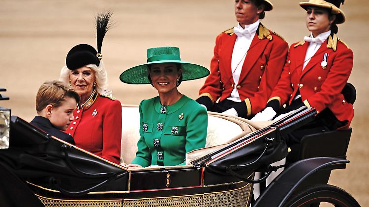 Königin Camilla, Prinzessin Catherine und Prinz George verfolgten die Parade von der Kutsche aus.