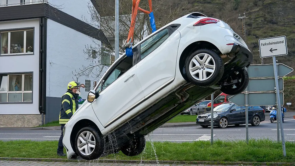 Ein-Auto-wurde-aus-der-Mosel-bei-Cochem-geborgenen-Das-Auto-war-zuvor-von-einem-Parkplatz-in-die-Mosel-gerollt