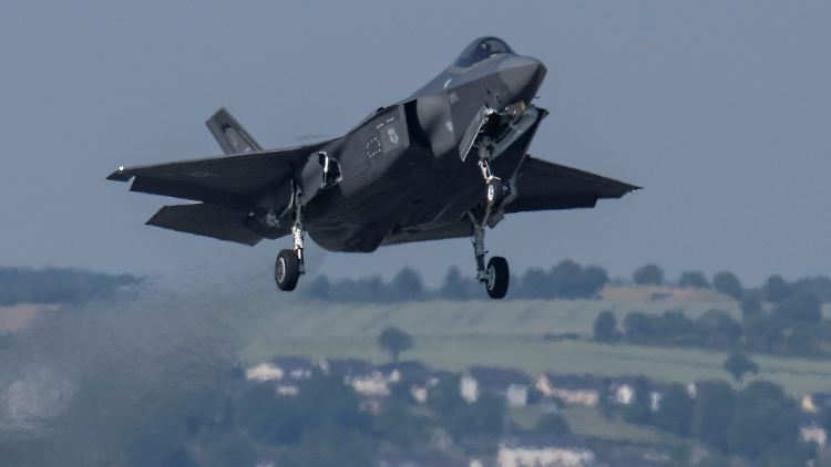 Ein Kampfflugzeug vom Typ F-35 der US-Air Force startet von der US-Air Base Spangdahlem während der Luftwaffenübung "Air Defender 2023".