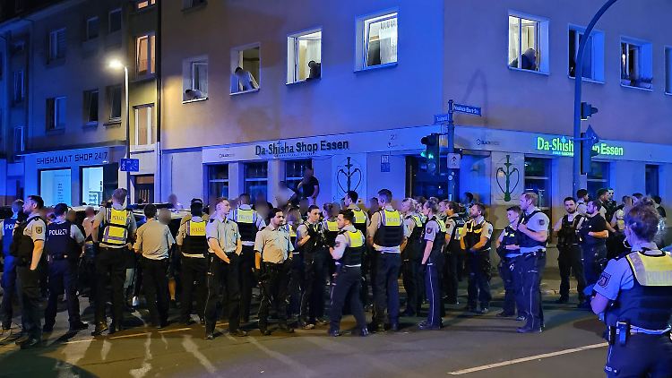 Etliche Polizistinnen und Polizisten mussten die verfeindeten Familien auseinanderbringen.
