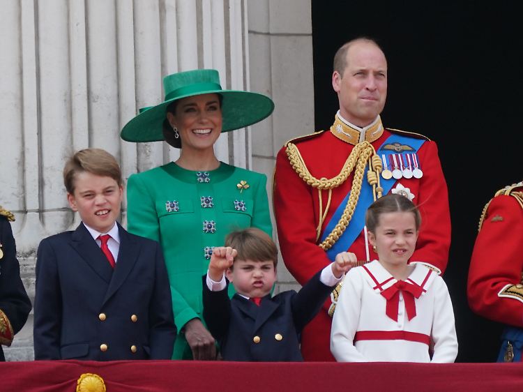 Prinz George, Prinzessin Kate, Prinz Louis, Prinz William und Prinzessin Charlotte auf dem Balkon des Buckingham-Palastes bei der Flugschau im Anschluss an die "Trooping the Colour"-Zeremonie.