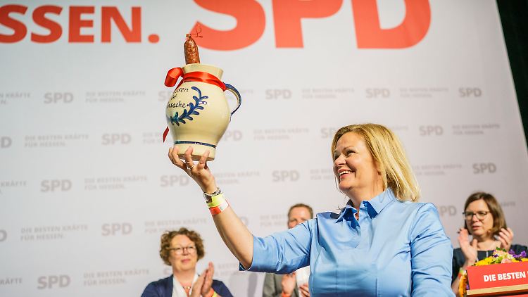Faeser erhielt neben einem Blumenstrauß auch einen Bembel, ein dickbauchiges Gefäß, das in Hessen zum Ausschank von Apfelwein genutzt wird - mit dem Aufdruck "Hessen ist Chefinnensache". 