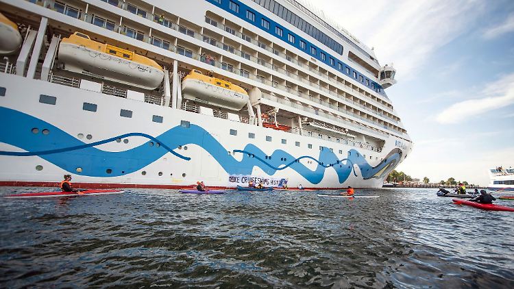 Klimaaktivisten versuchen auf Kanus und aufblasbaren Booten das Kreuzfahrtschiff "Aida Diva" am Auslaufen zu hindern.