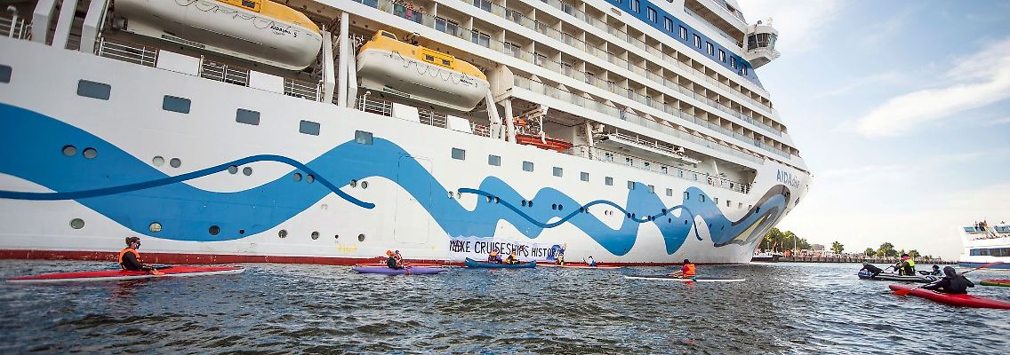 Klimaaktivisten versuchen auf Kanus und aufblasbaren Booten das Kreuzfahrtschiff "Aida Diva" am Auslaufen zu hindern.