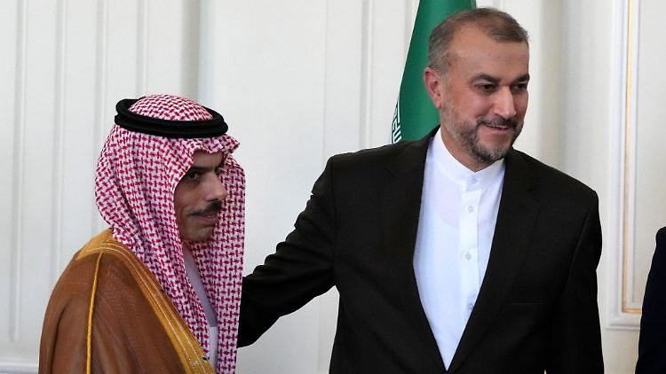 Der saudische Außenminister Faisal bin Farhan (links) wurde in Teheran von seinem iranischen Amtskollegen Hussein Amirabdollahian empfangen.