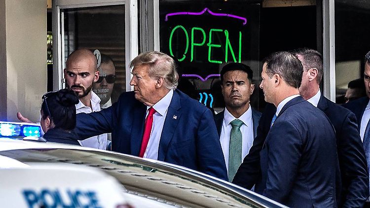 Der Ex-Präsident vor dem Restaurant "Versailles" in Miami.