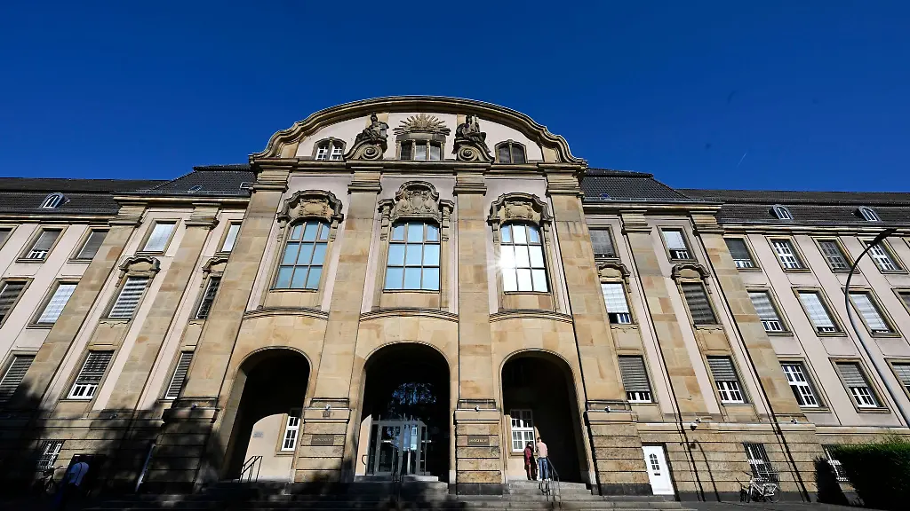 Aussenansicht-des-Land-und-Amtsgerichts-in-Moenchengladbach