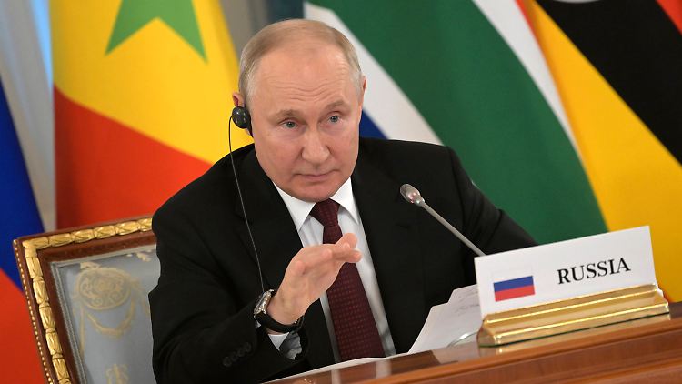 Den Besuch der auf Frieden pochenden Delegation aus Afrika nutzt Russlands Staatschef Putin, um die Schuld am Krieg von sich zu weisen.