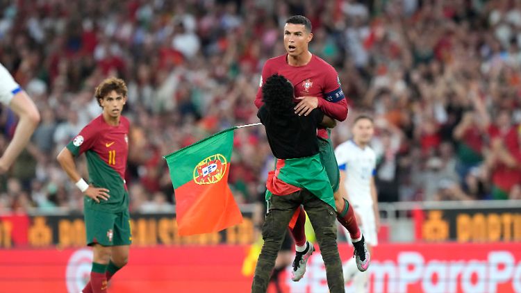 Cristiano Ronaldo konnte über die Aktion lachen.