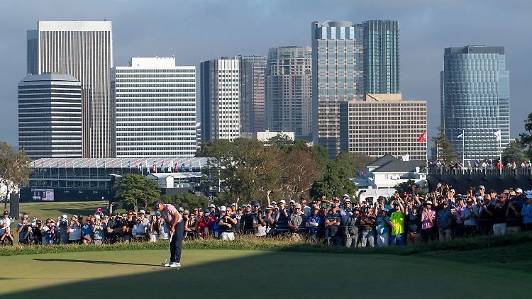 Willkommen in der Stadt der Engel. Rickie Fowler puttet am 12. Loch.