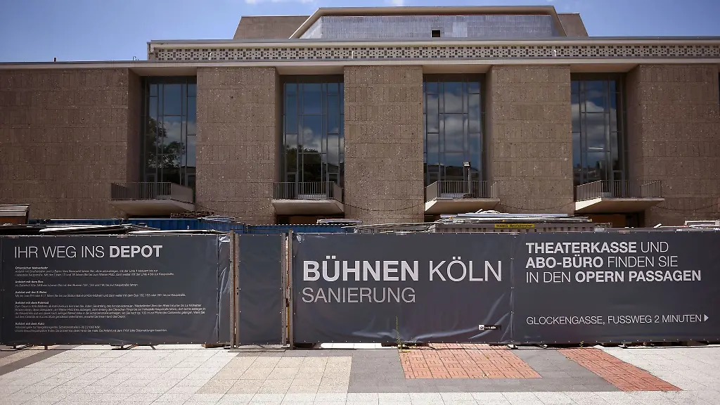 Plakate-mit-der-Aufschrift-Buehnen-Koeln-Sanierung-sind-an-einem-Zaun-rund-um-Oper-und-Schauspielhaus-angebracht
