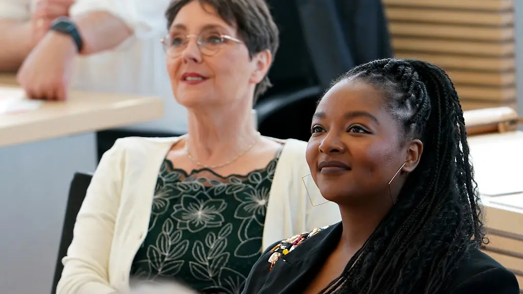 Monika-Heinold-l-und-Aminata-Toure-sitzen-im-Landtag