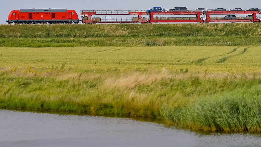 Der-Autozug-faehrt-in-der-Naehe-von-Klanxbuell-ueber-den-Hindenburgdamm