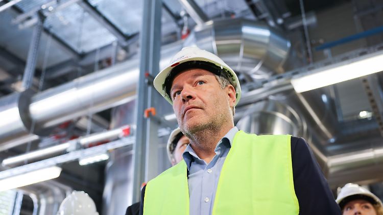 Robert Habeck besucht eine Wind-zu-Wärme-Anlage (Power-to-Heat-Anlage) auf dem Gelände des Heizkraftwerks Wedel.