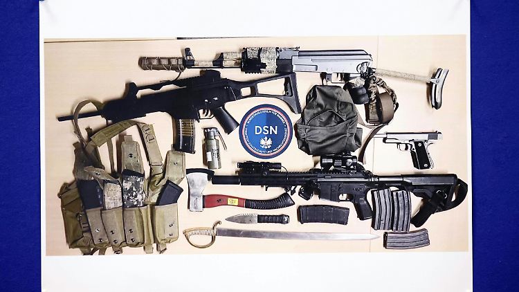 Diese Waffen fanden die Beamten bei Hausdurchsuchungen der Tatverdächtigen.