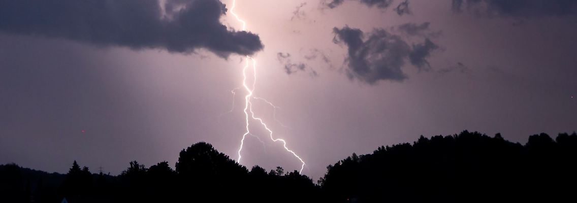 Ein Blitz erhellt den Nachthimmel.