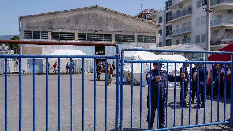 Die wenigen Überlebenden des Unglücks kamen in ein Flüchtlingslager nahe Athen.