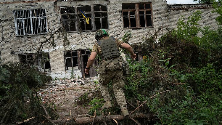 Ein ukrainischer Soldat im kürzlich zurückeroberten Dorf Blahodatne in der Ukraine. Bisher machen ukrainische Truppen nur überschaubare Fortschritte bei ihrer Gegenoffensive.