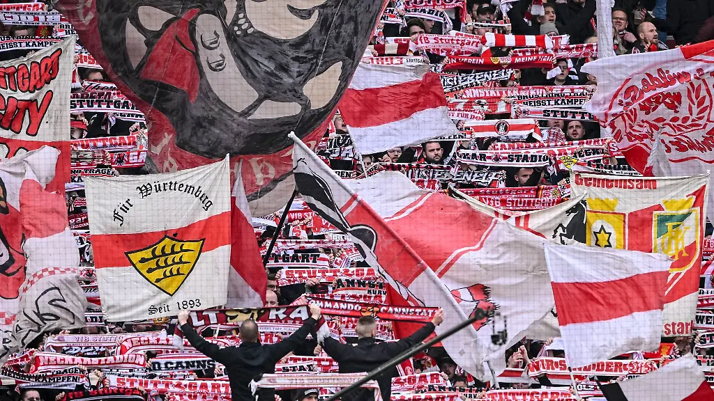 Fans-des-VfB-Stuttgart-mit-Schals-und-Fahnen