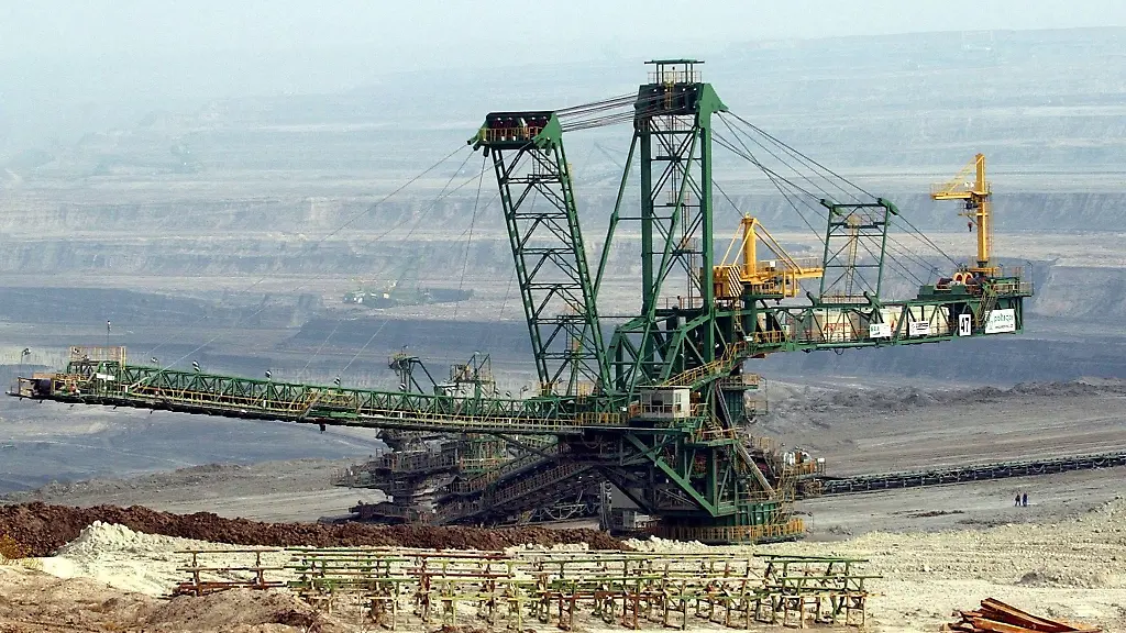 Im-polnischen-Braunkohlentagebau-Turow-faehrt-ein-Abraumabsetzer-am-Rand-der-200-Meter-tiefen-Grube-entlang