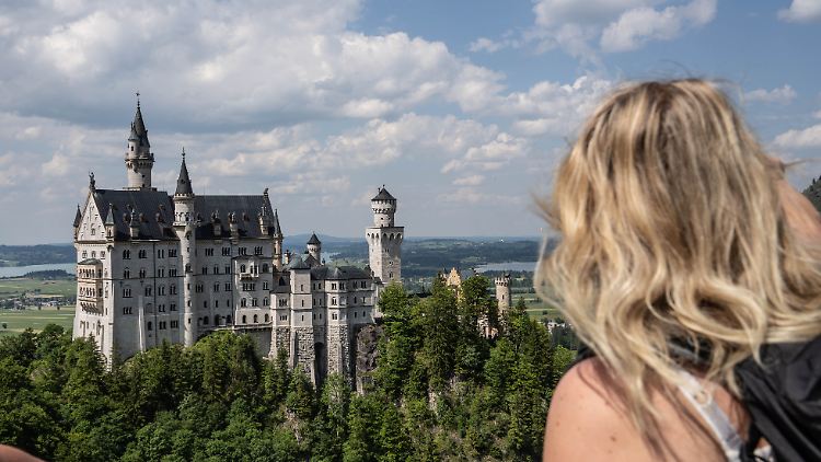 Schloss Neuschwanstein wurde 1889 eröffnet. Heute zieht es jährlich mehr als eine Million Touristen an.