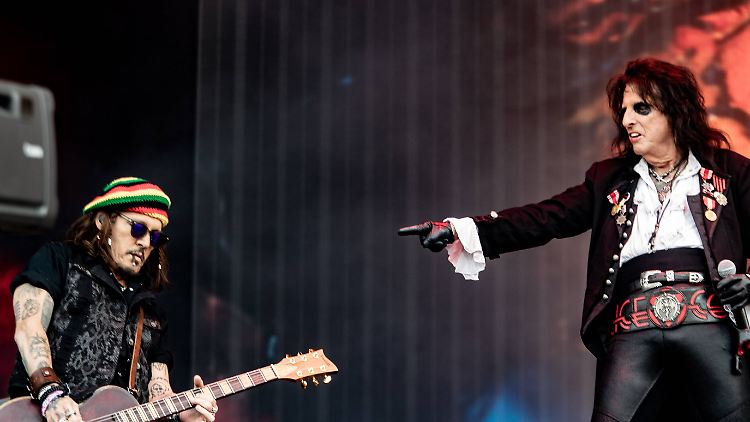 Johnny Depp beweist wieder volle Beweglichkeit auf der Bühne neben Alice Cooper auf dem Pinkpop Festival.