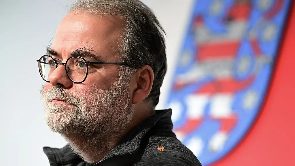 Steffen-Dittes-Die-Linke-Fraktionsvorsitzender-im-Thueringer-Landtag-spricht-waehrend-der-Landespressekonferenz