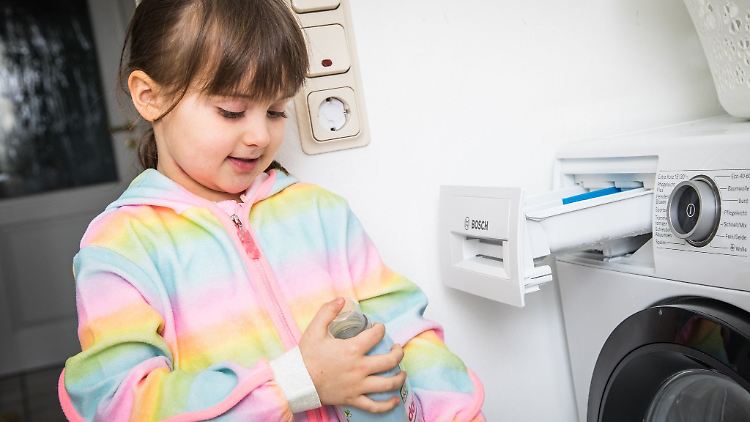 Selbst fleckige Kinderkleidung muss nicht bei sehr hohen Temperaturen gewaschen werden.