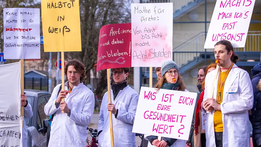 Aerzte-der-Universitaetsmedizin-Rostock-bei-einem-Warnstreik