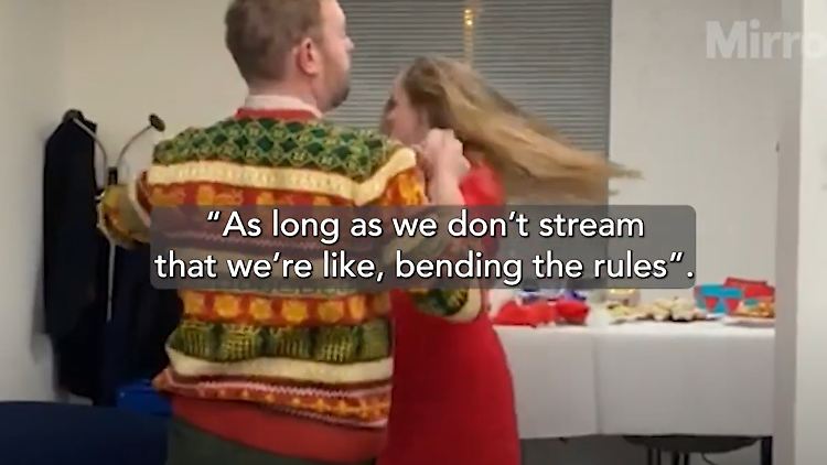 "Solange wir nicht streamen, wie wir die Regeln verbiegen", kommentiert ein Gast aus dem Hintergrund.