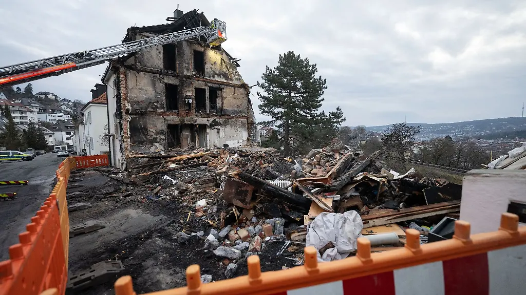 Truemmer-liegen-an-einem-zerstoerten-Wohnhaus-in-Stuttgart