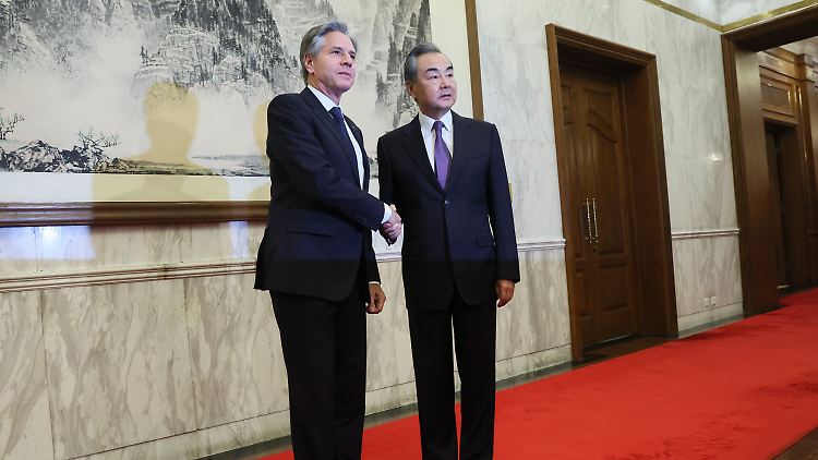 Wang Yi (r.) steht in der Hierarchie der Kommunistischen Partei Chinas über dem Außenminister. Mit diesem hatte Blinken am Sonntag bereits gesprochen.