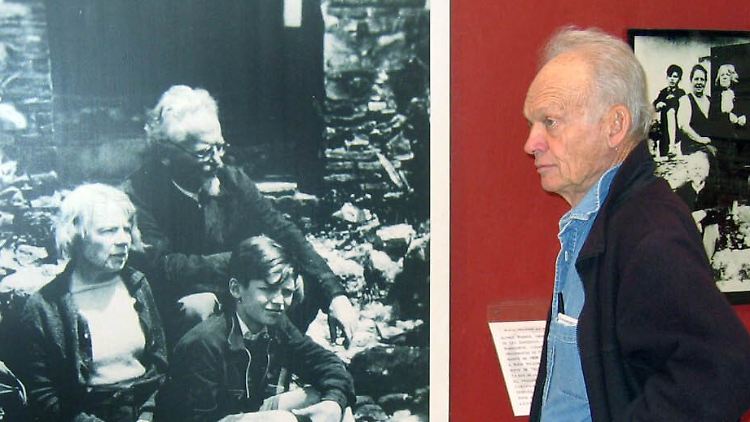 Esteban Wolkow steht 2005 in seinem Museum vor einem Bild von Großvater Leo Trotzki und dessen Frau Natalja Sedowa. 