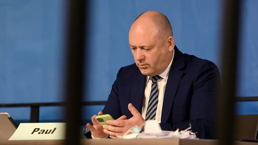 Joachim-Paul-Mitglied-der-rheinland-pfaelzischen-Alternative-fuer-Deutschland-AfD-beschaeftigt-sich-bei-einem-Landesparteitag-mit-seinem-Smartphone