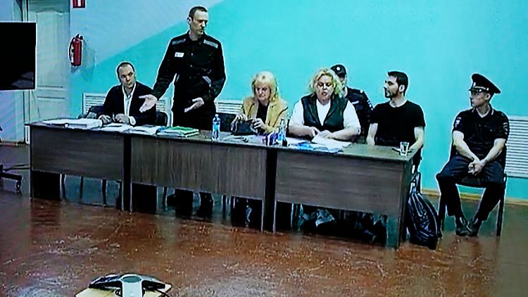 Alexej Nawalny (2.v.l) spricht während einer vorläufigen Anhörung in der Strafkolonie Melechowo. 