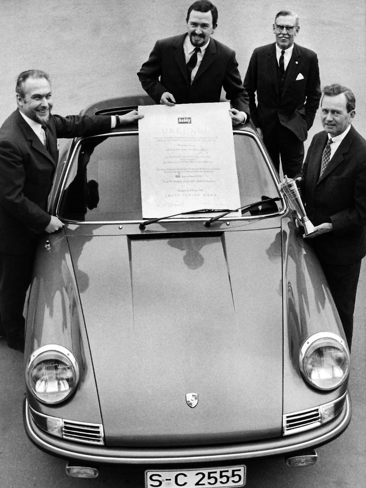 Zum "Schönsten Auto des Jahres" wurde der Porsche 911 S 1968 in Stuttgart gekürt. Den "Auto-Oscar" verlieh ihm die Zeitschrift "Hobby". Im Bild: "Hobby"-Herausgeber Horst Mössler, Konstrukteur Ferdinand Alexander Porsche, Rennfahrer Huschke von Hanstein und Porsche-Chef Ferry Porsche (v.l.).