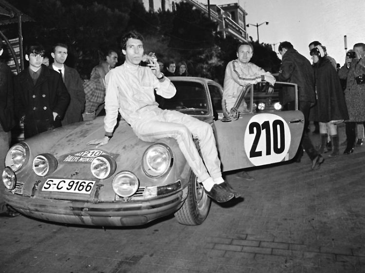 Die Fahrer Vic Elford und David Stone (v.l.) mit ihrem Porsche 911-T nach dem Sieg bei der Rallye Monte Carlo 1968.