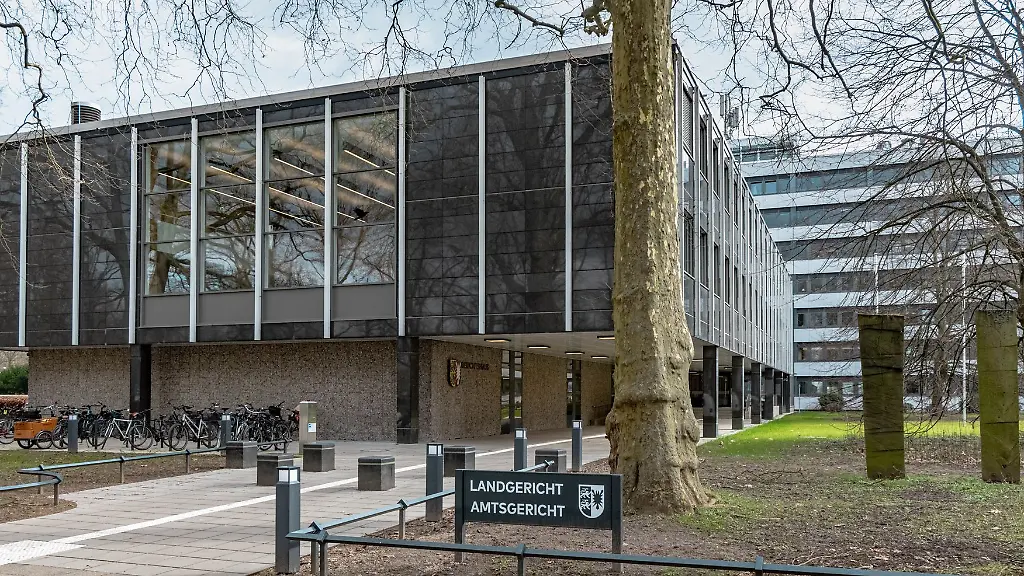 Blick-auf-den-Eingangsbereich-des-Landgerichts-und-Amtsgerichts-Luebeck