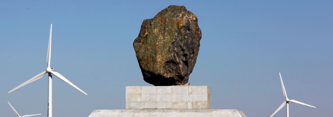 "Willkommen in der Heimat der Seltenen Erden". Ein Denkmal in der Inneren Mongolei feiert Chinas Dominanz bei den für moderne Technologien wichtigen Rohstoffen.