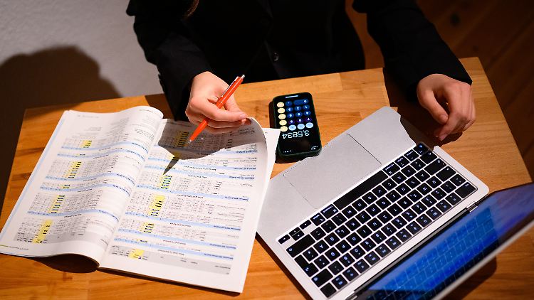 Die Lebenshaltungskosten für einen Erwachsenen liegen hierzulande laut Verbraucherzentrale bei 600 bis 800 Euro pro Monat.