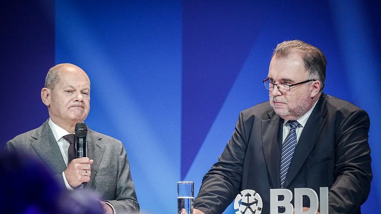 Sieht Deutschland global schlecht aufgestellt: Der Präsident des Bundesverbands der Deutschen Industrie (r.) im Gespräch mit Bundeskanzler Scholz.