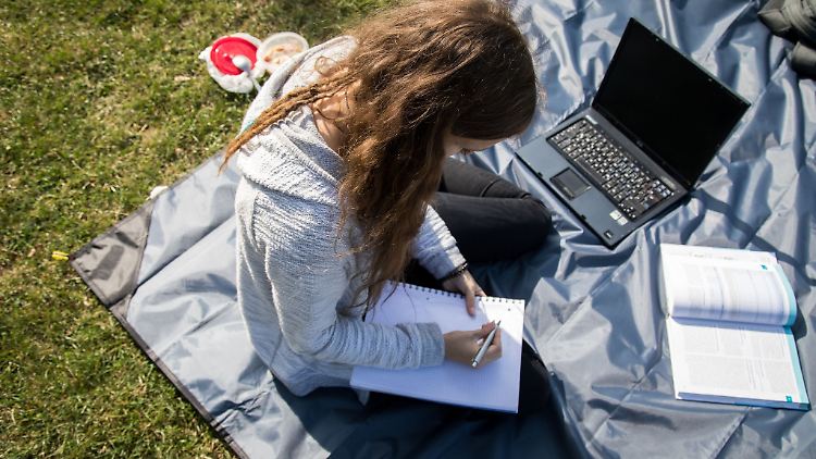 Sprachkenntnisse aufpolieren, Fachkenntnisse erweitern: Je nach Zusatzqualifikation fällt der Arbeitsaufwand neben der Ausbildung unterschiedlich aus.