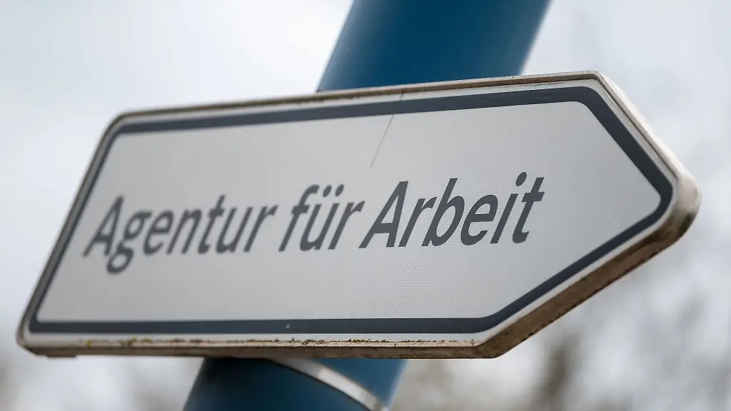 Agentur-fuer-Arbeit-steht-auf-einem-Wegweiser-vor-der-Behoerde-in-Sangerhausen