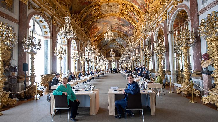 Angela Merkel und Markus Söder mit dem bayerischen Kabinett am 14. Juli 2020 im Schloss Herrenchiemsee.