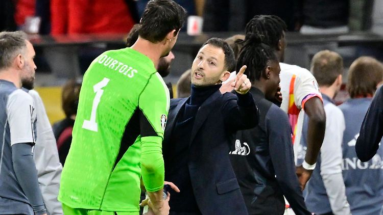 Torwart Courtois und Trainer Tedesco im März beim Auswärtssieg in Schweden.