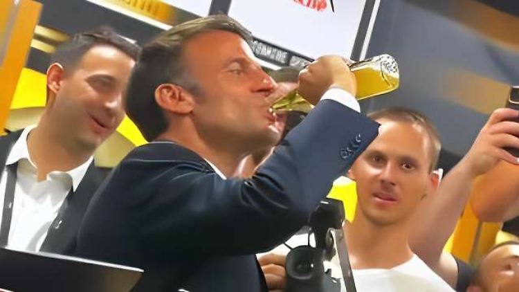 Ein Aufreger in Frankreich: Macron trinkt Bier.
